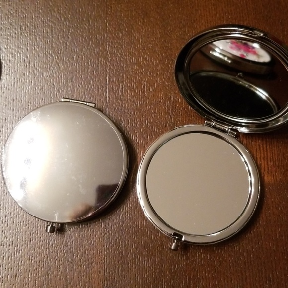 🆓️FREE WITH ANY BEAUTY PURCHASE compact mirror - Picture 3 of 3